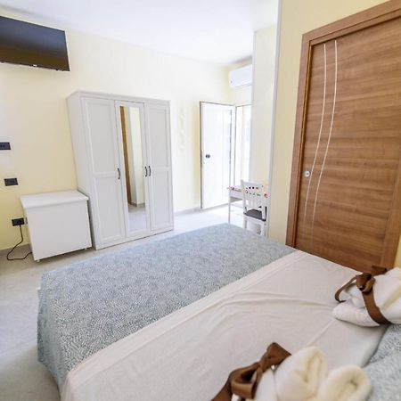 Green Sea Bed & Breakfast Elena Marina エクステリア 写真